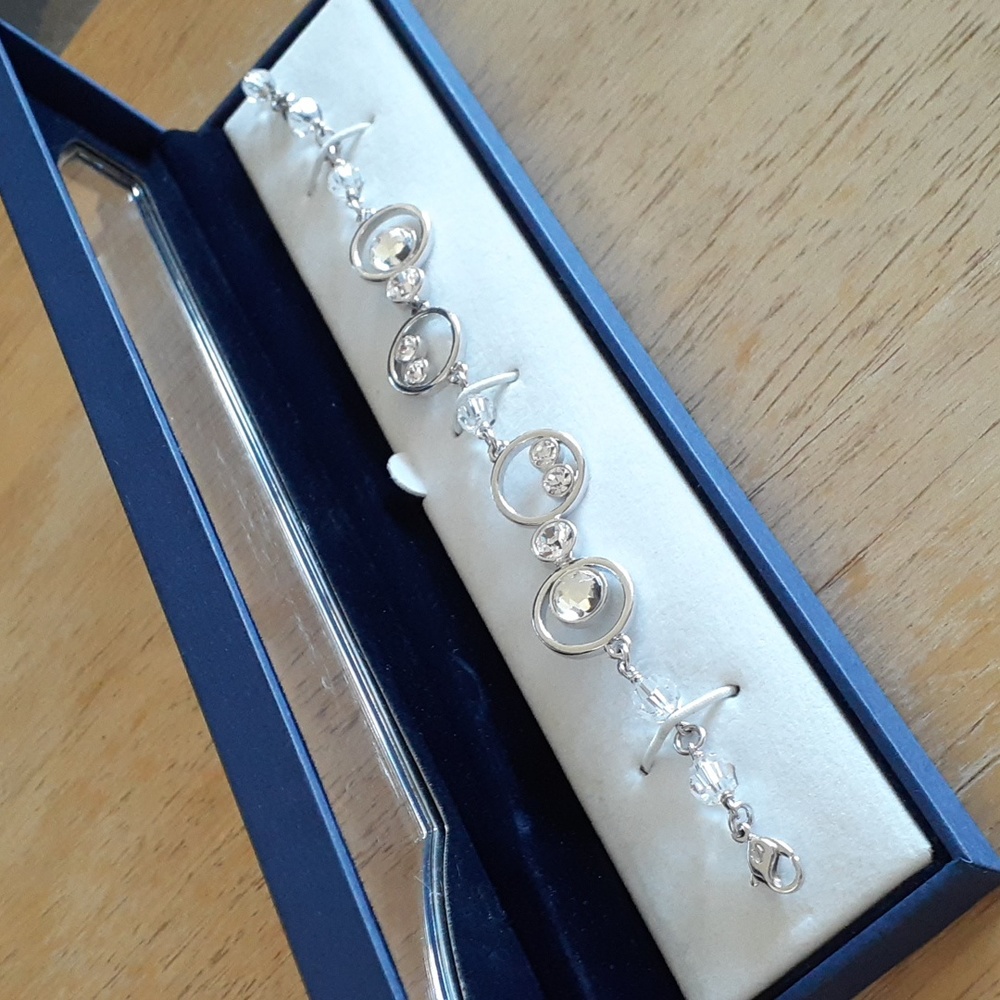 Authentic Swarovski Crystal Swan Stamped Bracelet MM103 - Picture 11 of 16
